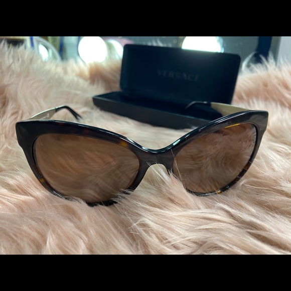 2️⃣9️⃣5️⃣ Authentic Versace Sunglasses 👓 - Picture 7 of 9